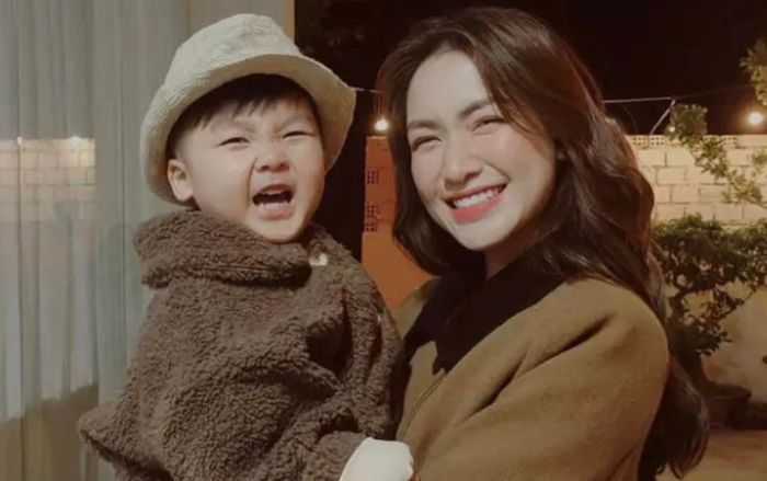 Hòa Minzy nghẹn ngào: 'Ngoài làm mẹ, Hòa làm luôn một người cha'