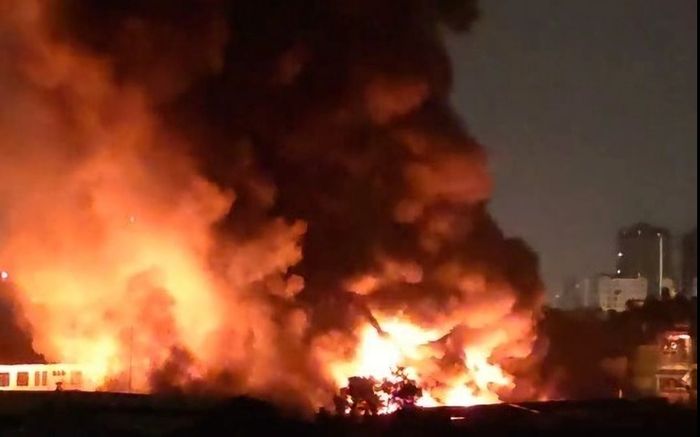 Clip: Kho hàng cạnh KTX Trường ĐH Sư phạm TP.HCM cháy dữ dội, nhiều sinh viên ôm tài sản sơ tán trong đêm