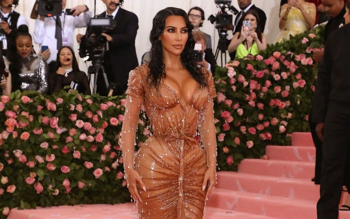Kim Kardashian chấp nhận đóng bỉm để mặc trang phục độc lạ