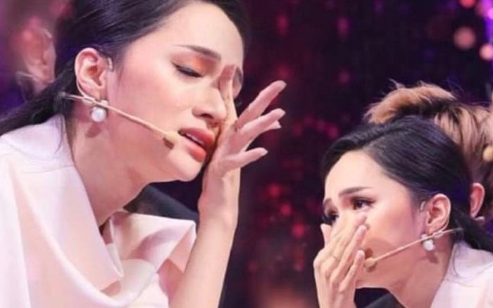 Sao việt bật khóc trên sóng truyền hình: Người nhớ mẹ, nhớ con, người day dứt vì giới tính khác biệt