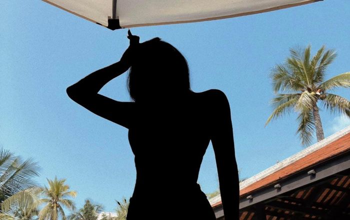 Nữ ca sĩ 9X tung ảnh diện bikini khoe body nhưng phải che mặt vì lý do khó đỡ