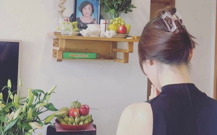 Diễm My 9X tự tay chuẩn bị mâm cơm giỗ mẹ, nhìn khoảnh khắc ấy ai nấy đều nghẹn lòng