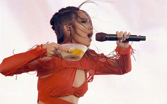 Nữ nghệ sĩ vừa biểu diễn trên sân khấu vừa ăn xôi xoài nước cốt dừa trước hàng nghìn khán giả