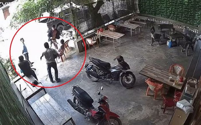Nhóm côn đồ đạp 'liên hoàn cước' vào mặt người đàn ông đến bất tỉnh trước sân nhà là ai?