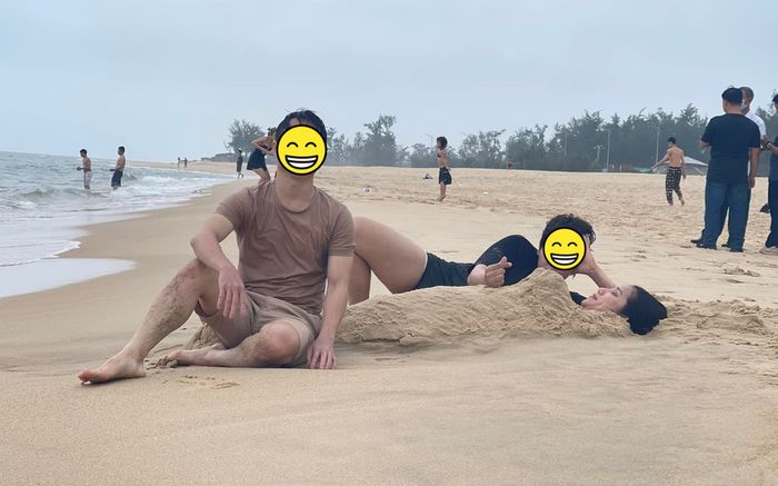 MC Cát Tường gây sốt khi nằm cùng hai người đàn ông ở bãi biển