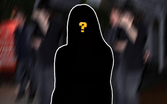 Một nữ ca sĩ đình đám đi ăn tối với đại gia U80, thái độ ra sao khi bị bắt gặp?