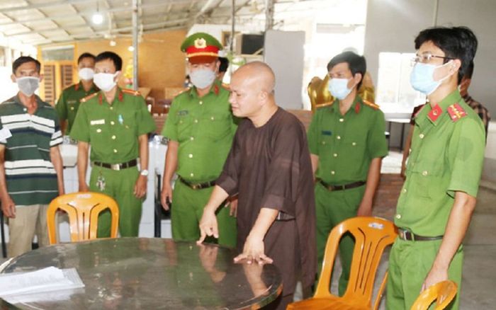 Gã đàn ông ăn mặc như người tu hành, nhận nuôi nhiều trẻ mồ côi rồi đánh đập gây thương tích