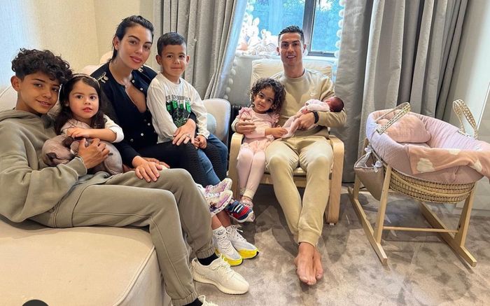 Ronaldo và Georgina đón con gái về nhà