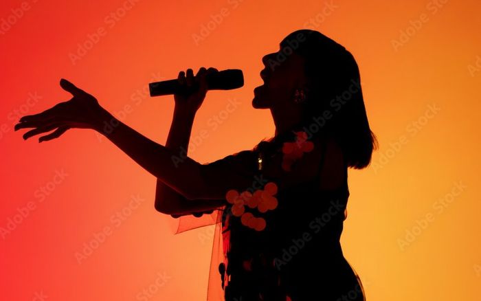 Giới showbiz xôn xao một nữ ca sĩ gạo cội ép vũ công hôn chân, quỳ gối xin lỗi vì đến muộn