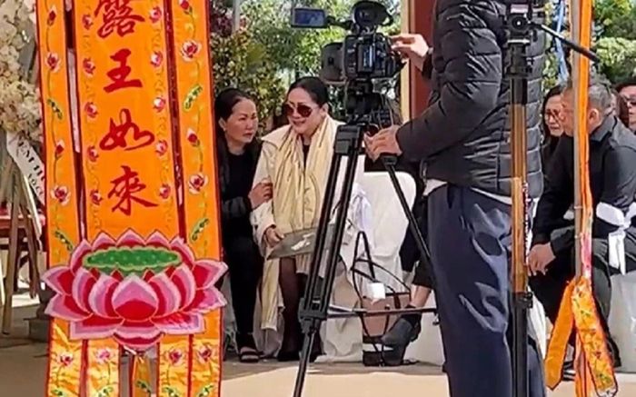 Ca sĩ Như Quỳnh suy sụp, bật khóc bên linh cữu em trai