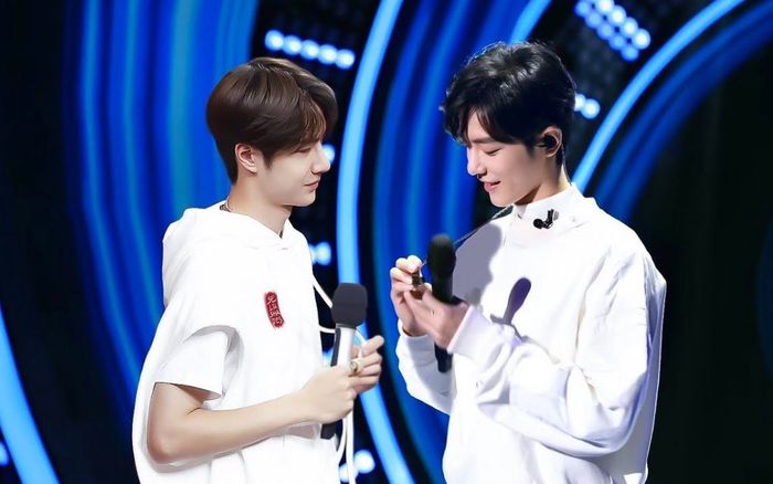 Gần 3000 lần bị soi diện đồ cặp, chả trách fan vẫn một lòng 'đẩy thuyền' Tiêu Chiến và Vương Nhất Bác