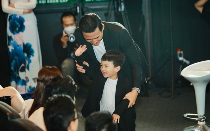 Nổi tiếng là ông bố tâm lý, Lương Thế Thành vẫn 'toát mồ hôi hột' trước quý tử đầu lòng