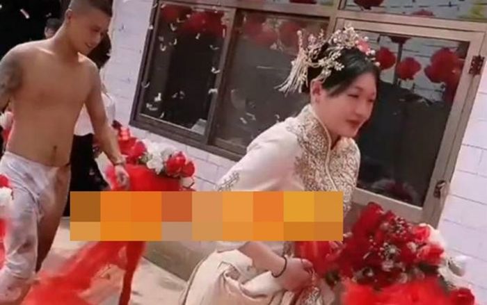 Rước dâu về đến cửa nhà, chú rể rơi vào tình cảnh 'thân tàn ma dại' vì trò đùa lố của đám bạn