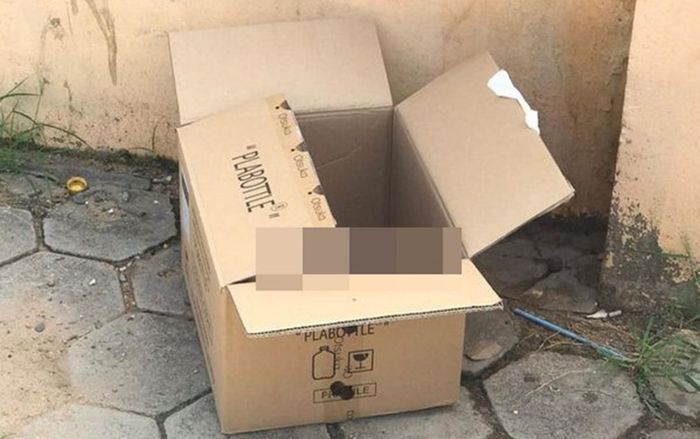 Phát hiện chiếc thùng dính máu và bốc mùi hôi thối, hàng xóm tá hỏa báo cảnh sát khi thấy bên trong