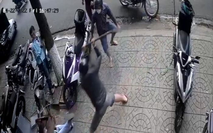 Ngồi uống nước, nam thanh niên bị 2 đối tượng cầm rựa lao vào chém tới tấp