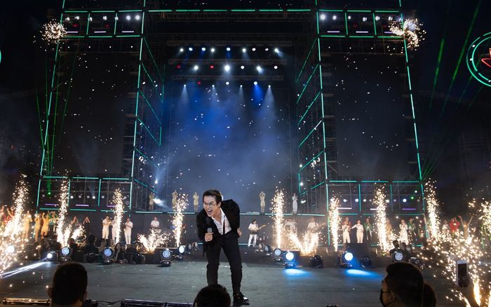 Bị fan tỏ tình ngay trên sân khấu, Hà Anh Tuấn nói gì?