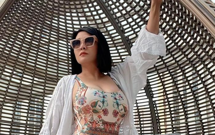 Vợ cũ Bằng Kiều khoe body nóng bỏng, nhan sắc như 'gái đôi mươi'