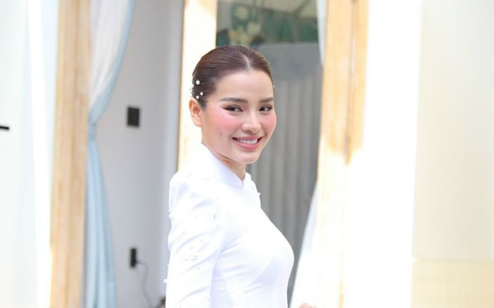HOT: Cô dâu Phương Trinh Jolie lộ diện trước thềm lễ đón dâu, nhan sắc 'cuốn hút' vạn người mê
