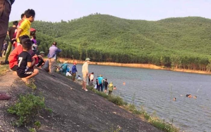 Ra hồ tắm mát, 4 học sinh đuối nước tử vong