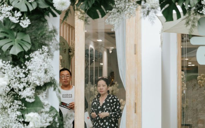 Trước 'giờ G' đám cưới Phương Trinh Jolie: Mẹ chồng quyền lực xuất hiện, cửa đóng then cài kín bưng