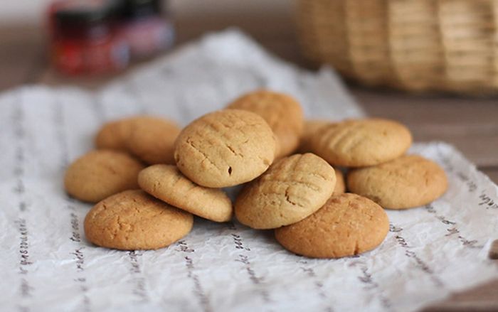 Nhặt được gói bánh quy chia cho đồng nghiệp cùng ăn, cả 5 người nhập viện