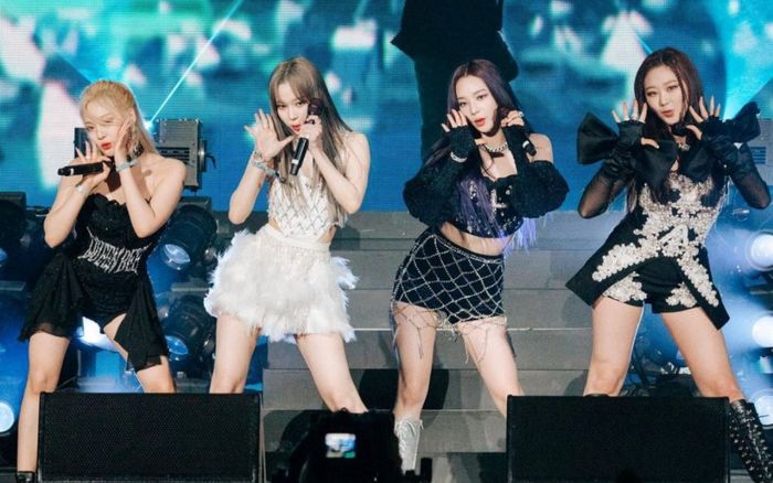 Một nhóm nhạc diện đồ na ná BLACKPINK tại Coachella nhưng bị chê ngay là 'hàng tàu'