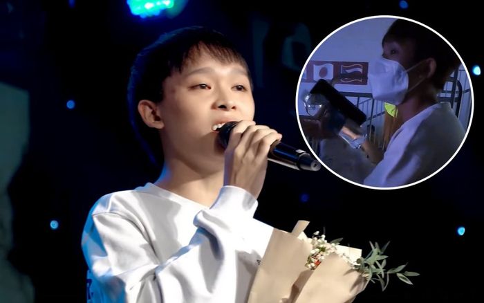 Hồ Văn Cường ghi điểm khi diễn xong vẫn ngồi lại hàng ghế khán giả chăm chú xem các tiết mục khác