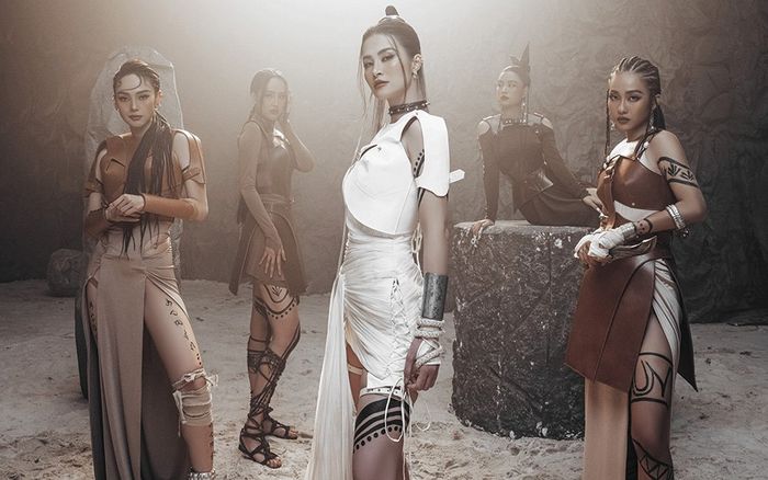 Đông Nhi hé lộ ảnh hậu trường cùng dàn nữ chiến binh: Nhan sắc có lộng lẫy như trên MV?