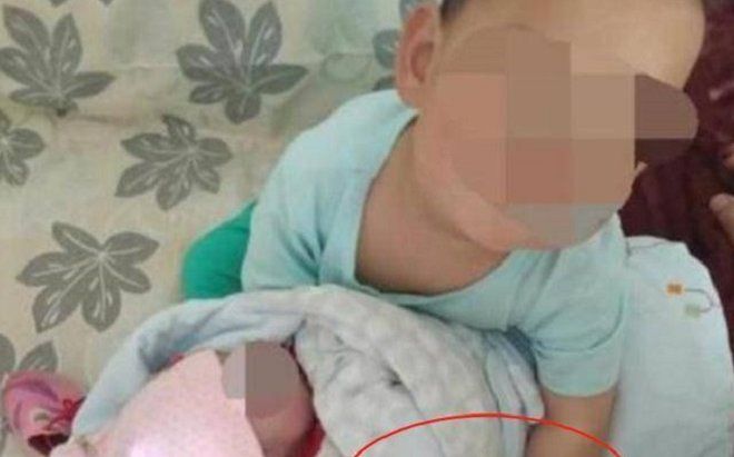 Bé gái sơ sinh luôn khóc toáng mỗi khi anh trai lại gần, sự thật phía sau khiến người mẹ 'gục ngã'