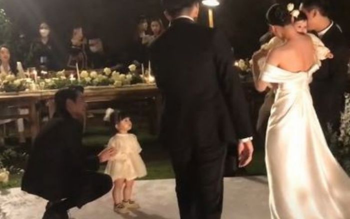 Ái nữ Winnie nhà Đông Nhi tại đám cưới: Thu hút dàn camera vây kín dù chỉ đứng yên nhún nhảy một chỗ