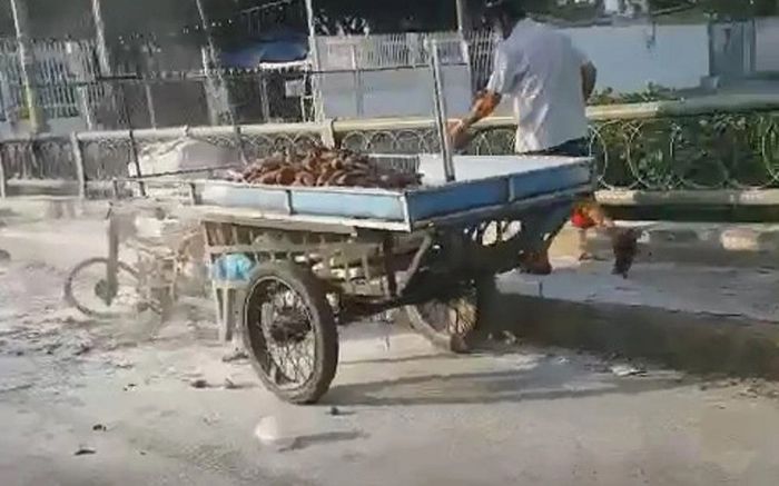Bị nhắc nhở, người đàn ông bán rau củ bất ngờ châm lửa đốt xe ba gác