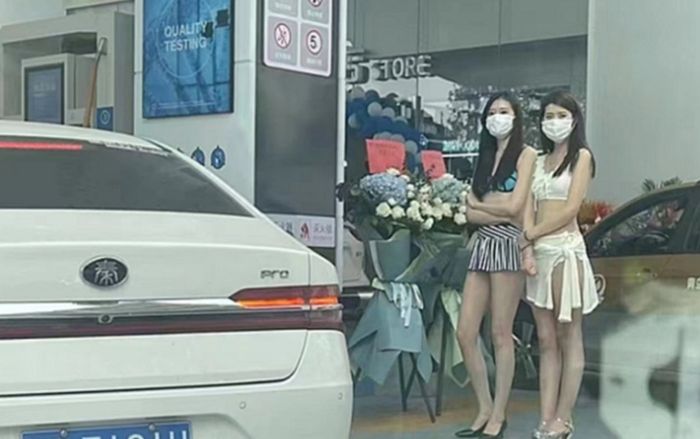 Trạm xăng thuê người mẫu mặc bikini tới quảng cáo: Kẻ nói 'bình thường', người chê 'phản cảm'