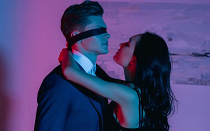 Lừa chồng sắp cưới lên đồi để có 'quà bất ngờ', cô gái có hành động gây sửng sốt