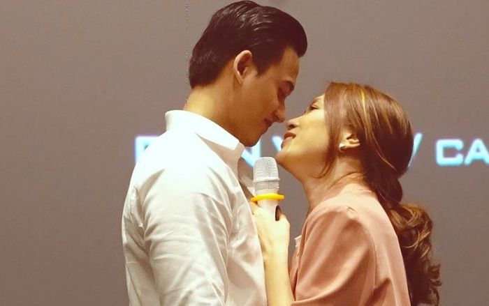 Tóm trọn khoảnh khắc 'tình bể bình' Mỹ Tâm chủ động tiến lại gần Mai Tài Phến, ép sát mặt vào 'người ấy'