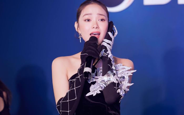 Gặp sự cố âm thanh trên sân khấu, Minh Hằng vẫn có cách xử lý đầy khéo léo ghi trọn điểm