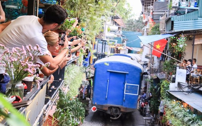 Phố đường tàu Hà Nội mở cửa trở lại: Khách Tây hào hứng, có người còn lên kế hoạch chụp cưới!
