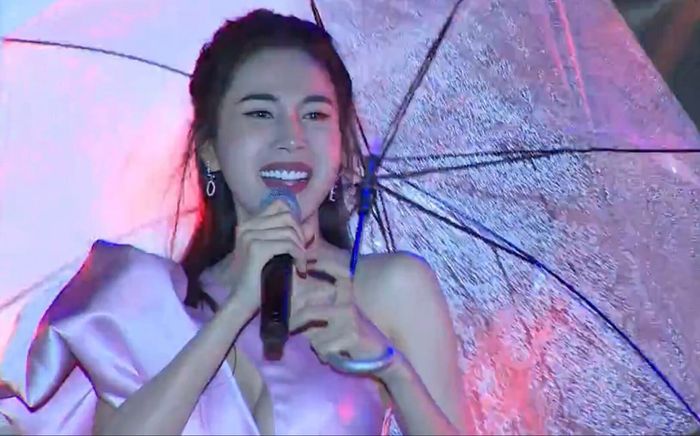 Thủy Tiên trở lại sân khấu sau ồn ào từ thiện, Công Vinh rạng rỡ đưa vợ đi diễn