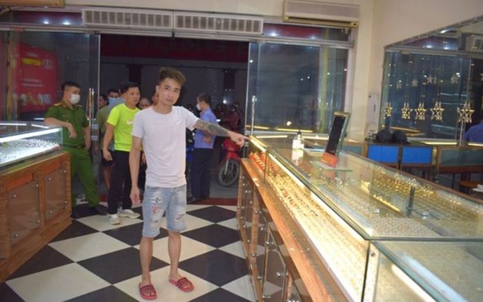 Thanh niên cướp giật tài sản ở tiệm vàng bị bắt sau một giờ gây án