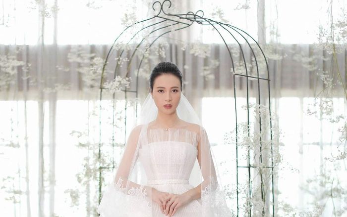 Hai thái cực mĩ nhân Vbiz trong ngày cưới: Người ngọt ngào thanh lịch, người cắt xẻ 'bốc lửa'