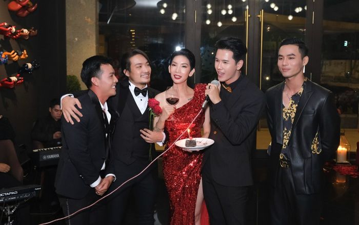 Xuân Lan diện đầm đỏ trễ vai, khoe vóc dáng quyến rũ nổi bật