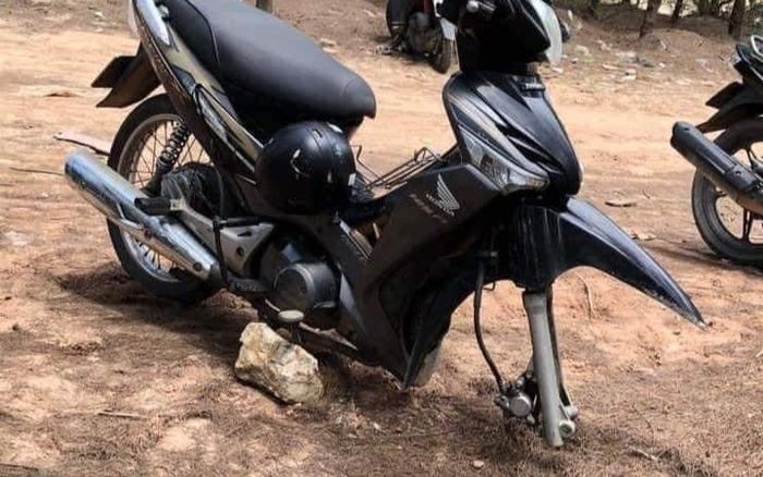 Để xe máy trên bờ biển, chủ xe khi quay lại liền 'khóc thét' bởi cảnh tượng trước mắt