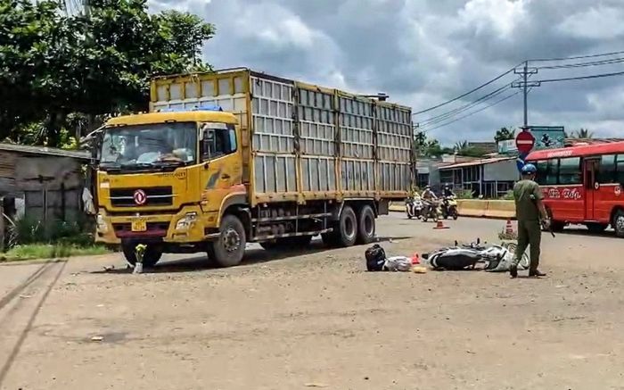 Trở lại TP.HCM sau kỳ nghỉ lễ, nam sinh viên bị xe tải đâm tử vong