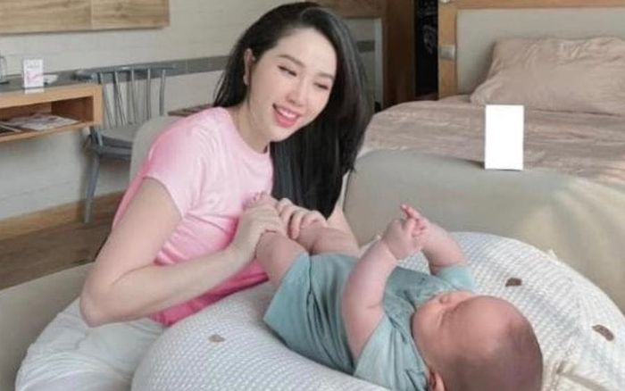 Quý tử nhà Bảo Thy lộ diện sau thời gian giấu kĩ, thừa hưởng mọi nét đẹp từ ba mẹ