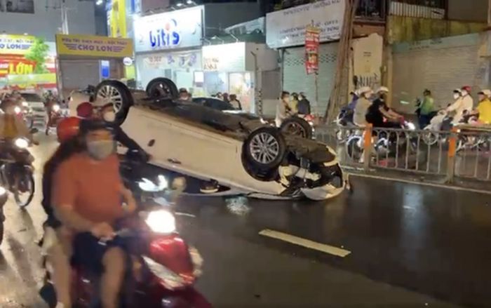 Ô tô tông vào dải phân cách lật ngửa, nữ tài xế may mắn thoát nạn bò ra ngoài