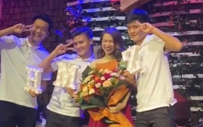 Chia tay đã lâu nhưng Hòa Minzy vẫn giữ được mối quan hệ thân thiết với bạn bè của tình cũ