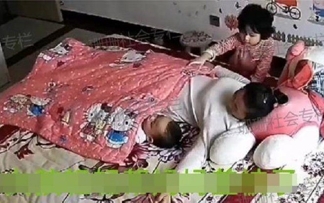 Bé gái nhẹ nhàng đắp chăn cho mẹ và em trai ngủ trưa, nhưng hành động sau đó lại khiến nhiều người xót xa