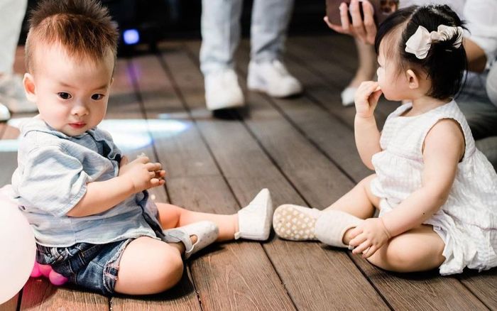 Nhóc tỳ Winnie cực đáng yêu, nhí nhảnh bên con trai nhạc sĩ Dương Khắc Linh