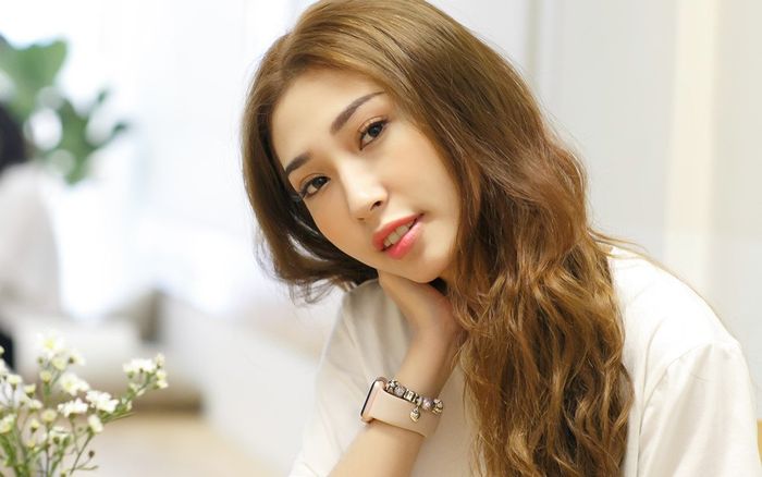 Khổng Tú Quỳnh diện váy khoe body nóng bỏng, nhan sắc ngày càng thăng hạng