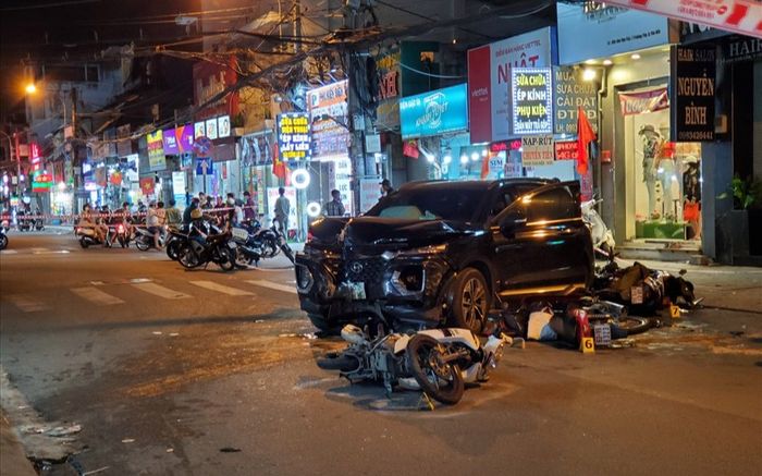 Ô tô mất lái tông liên hoàn nhiều xe máy khiến nhiều người bị thương, tài xế rời khỏi hiện trường