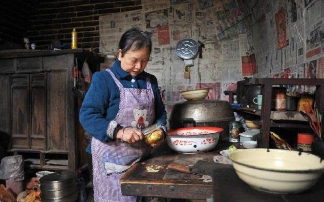 Quy định người kiếm ít tiền nhất sẽ nấu bữa sáng, mẹ chồng 'tối sầm' mặt khi con dâu 'xòe' phiếu lương